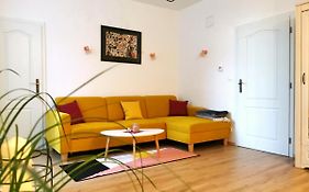 Cozyhome The Castle Apartment - Spacious, Quiet, High Ceiling