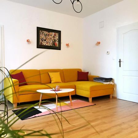 Cozyhome The Castle Apartment - Spacious, Quiet, High Ceiling Pressburg Exterior foto