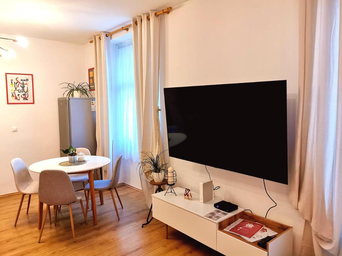 Cozyhome The Castle Apartment - Spacious, Quiet, High Ceiling Pressburg Exterior foto